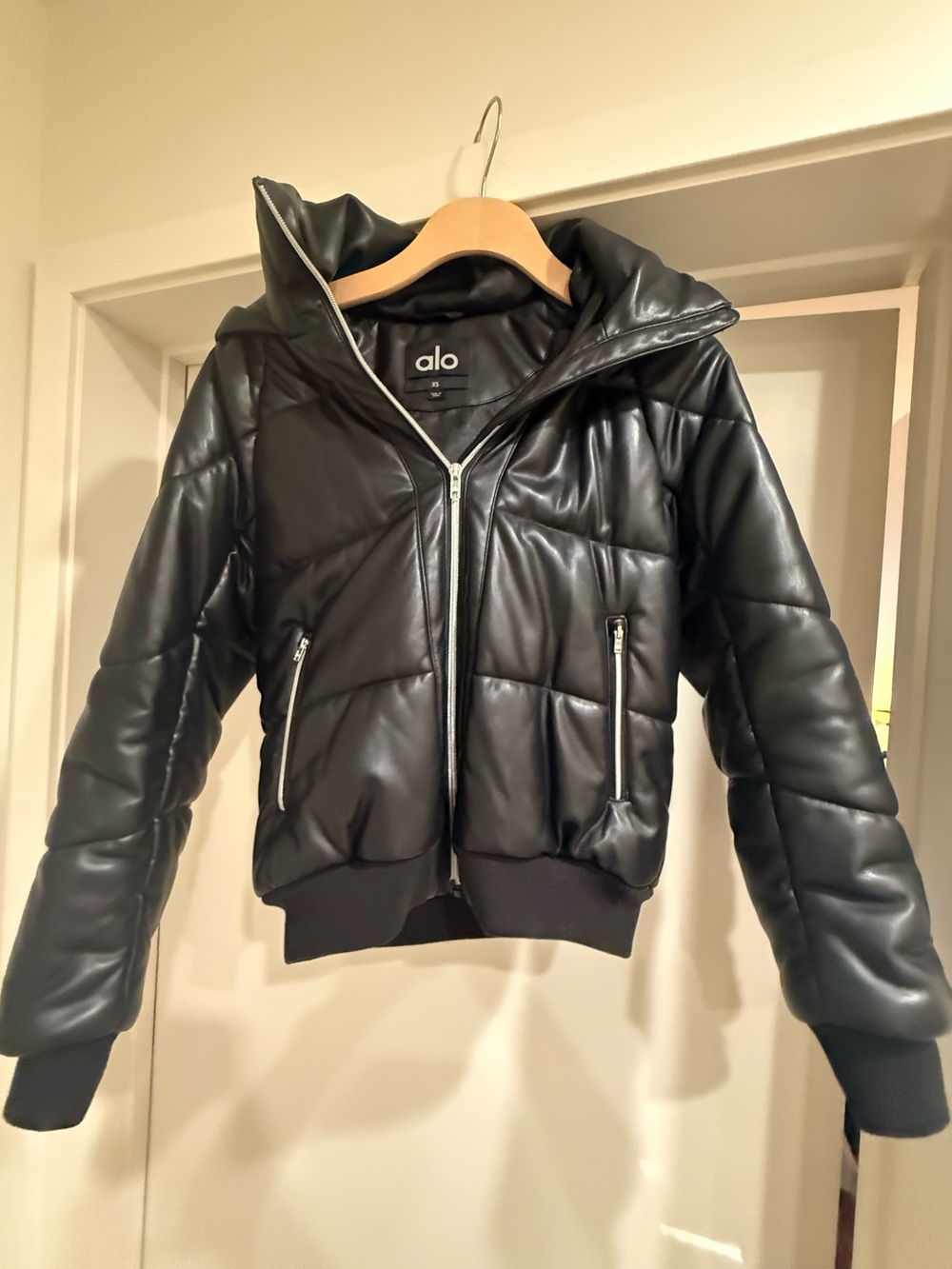 ALO Yoga Women's Black Quilted Faux-Leather Puffer Bomber Jacket